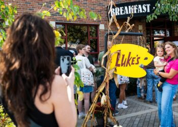 'Gilmore Girls' fans descend on Brighton for 2nd annual Destination Stars Hollow
