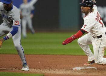 Guardians play the Royals with 1-0 series lead