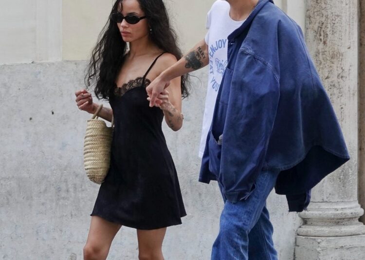 harry styles and zoë kravitz take a walk in rome
