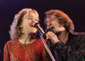 Hugh Jackman and Kate Hudson singing in Song Sung Blue.