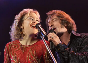 Hugh Jackman and Kate Hudson singing in Song Sung Blue.