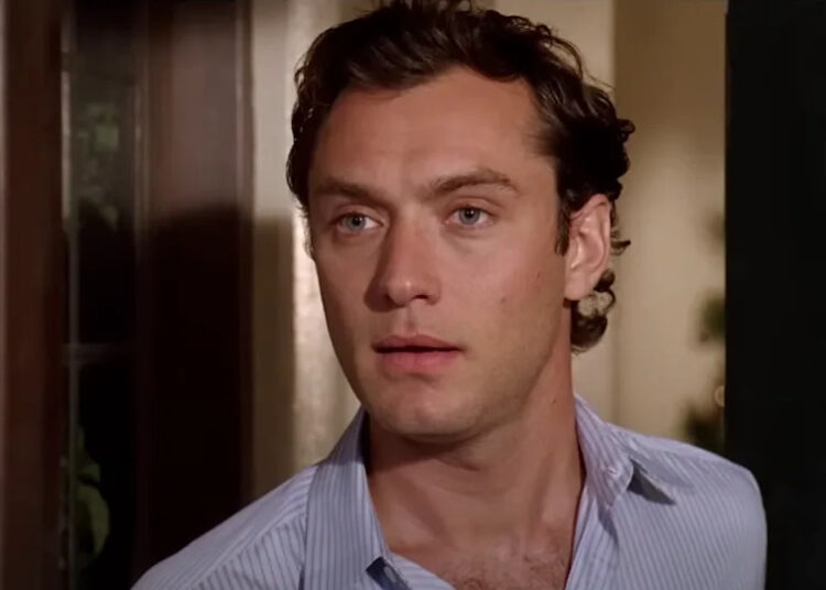 Jude Law opening a door in The Holiday.