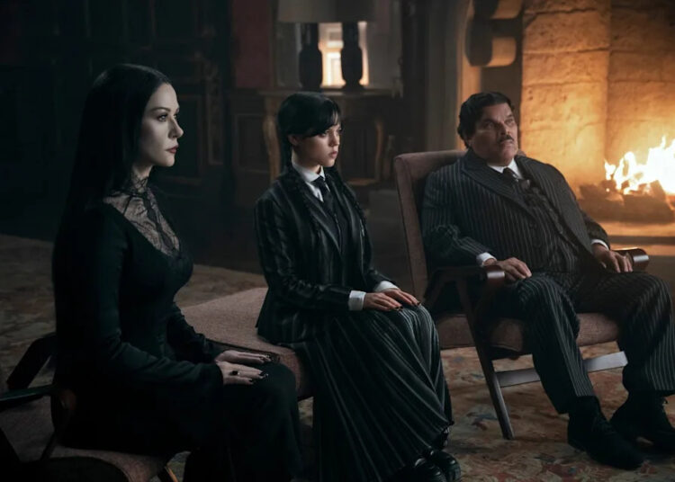 wednesday. (l to r) catherine zeta jones as morticia addams, jenna ortega as wednesday addams, luis guzmán as gomez addams in episode 206 of wednesday. cr. helen sloan/netflix © 2025