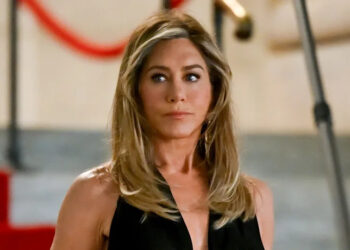 Jennifer Aniston films a TV show
