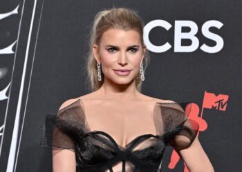 Jessica Simpson Offers Free Concert Tickets to Instagram Troll