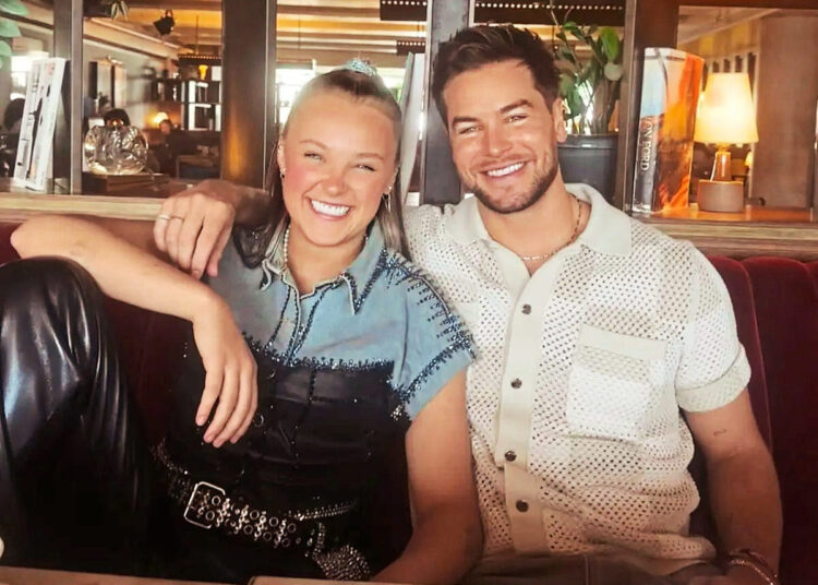 JoJo Siwa’s Inner Circle Worried She’s ‘Moving Too Fast’ With Boyfriend Chris Hughes – Star Magazine