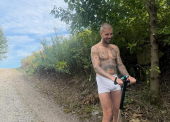 Justin-Bieber-Strips-Down-to-Tighty-Whiteys-for-Segway-Ride.jpg