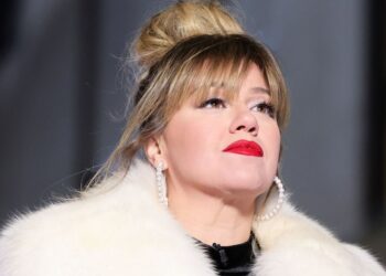 Kelly Clarkson Posts First Message After Ex Husbands Death