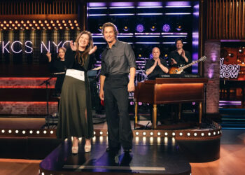 Kelly Clarkson returns with 'light' to her show for Season 7
