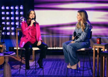 Alanis Morissette and Kelly Clarkson sing on The Kelly Clarkson Show