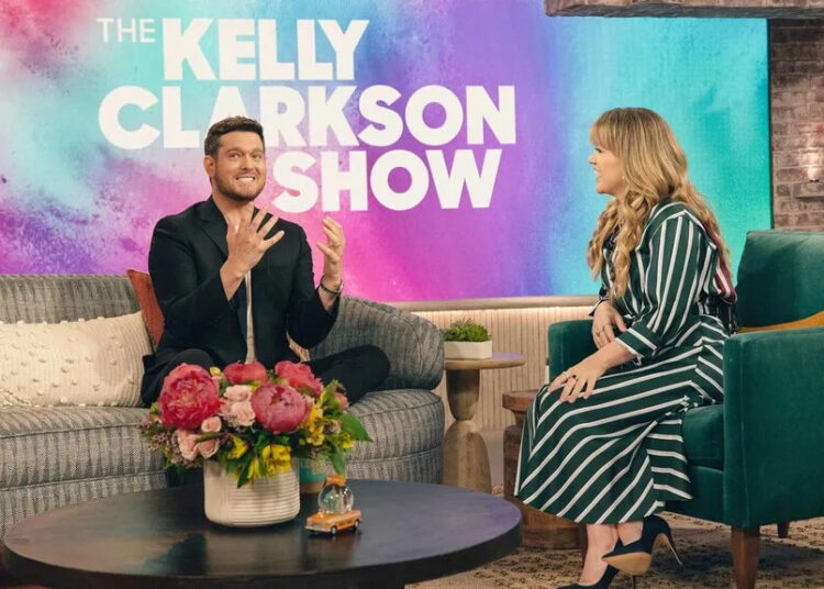 Michael Bublé talking with Kelly Clarkson on The Kelly Clarkson Show Season 5, Episode 55.