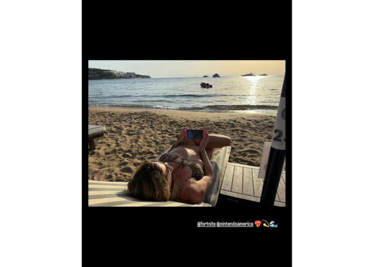 Kesha Shows Off Her Figure in a Bikini