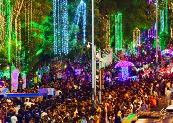 The crowds continued to pile up as the evening went on and the illumination of the city centre’s heritage buildings, and the lighting of the trees added to the festive feel. Photo: Manorama