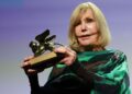 Kim Novak, 92, looks unrecognizable in rare public appearance - Celebrity News - Entertainment