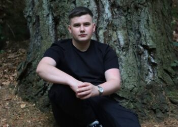 Lee James continues to pave his way in producing dancefloor-filling electronic music with his latest single, 'Kind of Love'