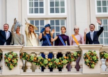 King Willem-Alexander leads Royal Family in balcony appearance after key speech