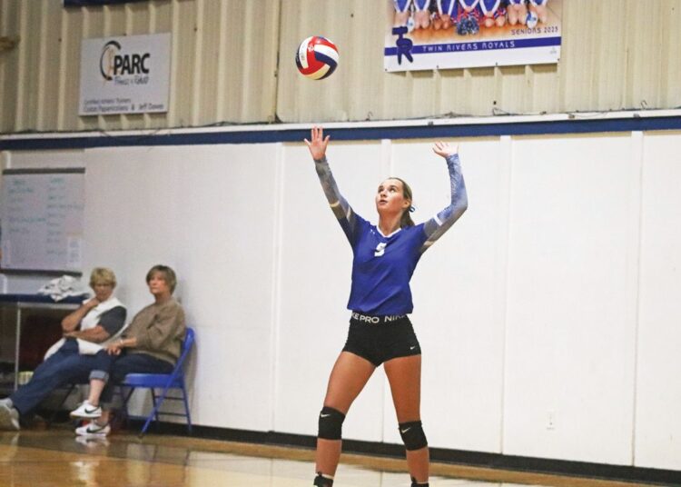 Lady Royals sweep Bulldogs Monday at home