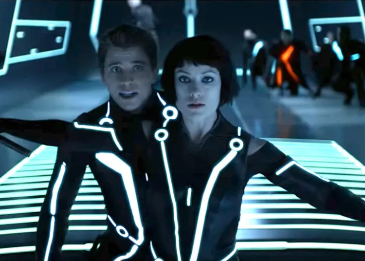 Olivia wilde protecting garrett hedlund in tron: legacy.