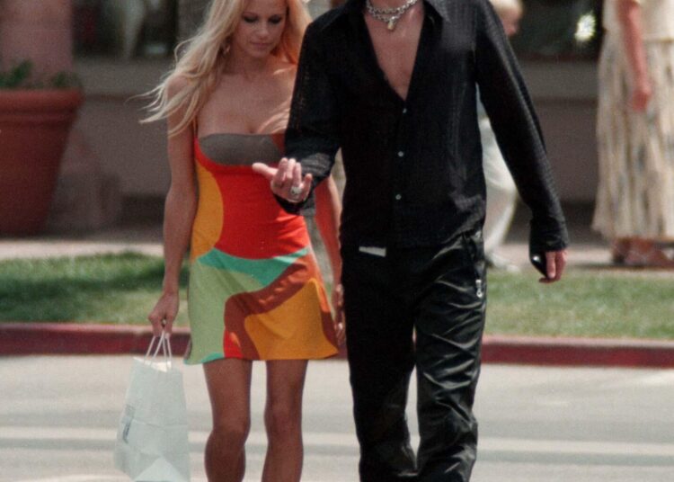 Pamela Anderson and Tommy Lee walking hand in hand in Malibu on Mother’s Day in 1997