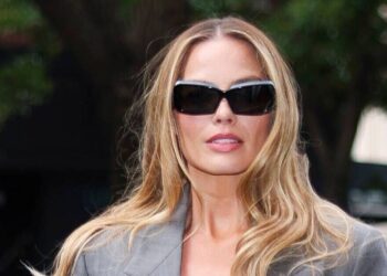Margot Robbie divides fans with five outfits in a day - Celebrity News - Entertainment
