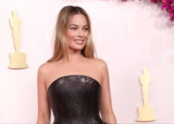 Margot Robbie dress bares her butt in risky, jaw-dropping naked look