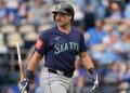 Mariners' rare challenge helps secure 2-0 win over Royals, tie Astros for first place in AL West