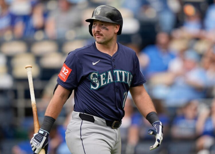 Mariners' rare challenge helps secure 2-0 win over Royals, tie Astros for first place in AL West