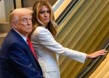 Melania Trump proves she's 'boss' after awkward escalator mishap - Celebrity News - Entertainment