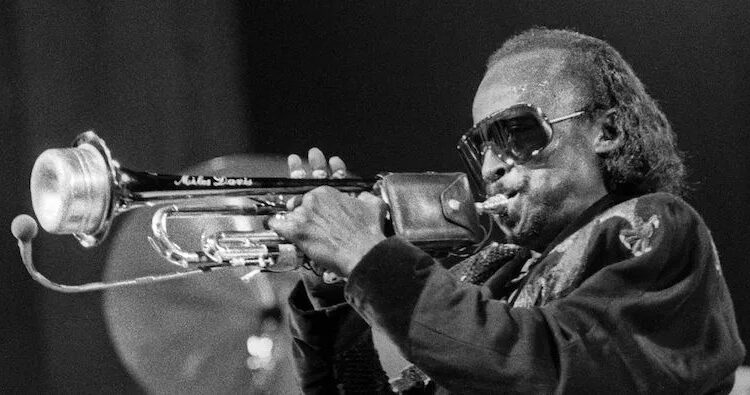 BERKELEY, CA-SEPTEMBER 1: Miles Davis performing at the U.C. Jazz Festival at the Greek Theater in Berkeley, CA on September 1, 1985. (Photo by Clayton Call/Redferns)