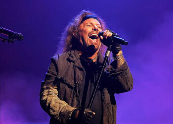 Vince Neil sings on stage