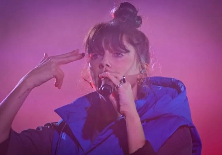 World renowned Israeli singer and songwriter Noga Erez performs live while injuring her right ankle which led to stop the concert short at the Ancient Katsrin Park, Katsrin on October 4, 2023. (credit: MICHAEL GILADI/FLASH90)