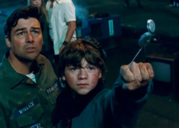 Kyle Chandler and Joel Courtney in <em>Super 8</em>.