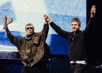 Oasis Salutes John McEnroe at New Jersey Show (And 'Naughty' Fans)