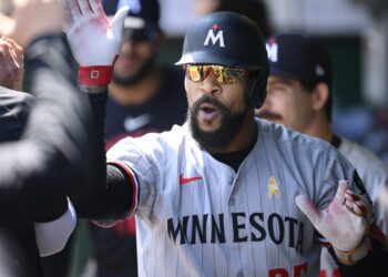 Ober, Buxton, Clemens leads Twins to 5-1 win, drop Royals 2 back for last AL wild card