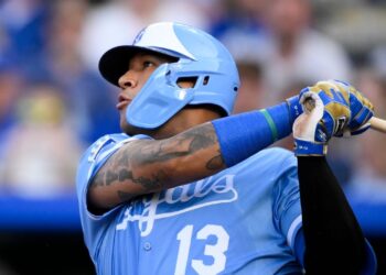 Perez's 3-run homer leads Royals' rout of Twins, 11-2
