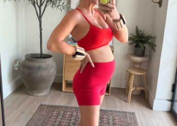 JoJo-Fletcher-Shows-Off-Baby-Bump-While-Out-For-a-Mom-Walk