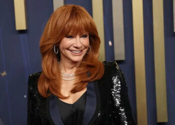 Reba McEntire reunites with onscreen "Reba" family at weekend dinner