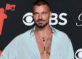 Ricky Martin shows off his sexy v-line in steamy new selfie