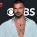 Ricky Martin shows off his sexy v-line in steamy new selfie