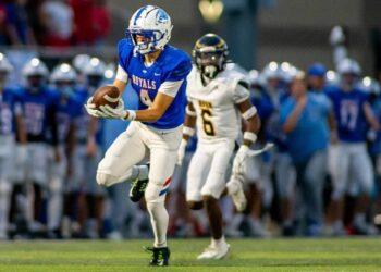 Royals kick past Avon, improve to 3-0