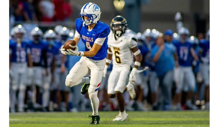 Royals kick past Avon, improve to 3-0