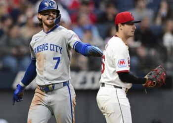 Royals rally for 4-3 win over Guardians