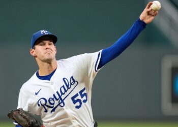 Royals score four in the eighth to snap Seattle's 10-game winning streak