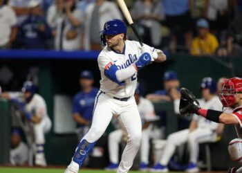 Royals storm back to win 4-3 against the Angels