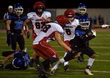 Shaun Young runs with the ball.