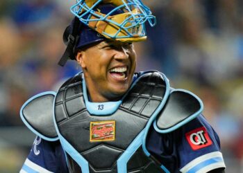 Royals unleash 27-hit barrage in 20-1 beatdown of Blue Jays