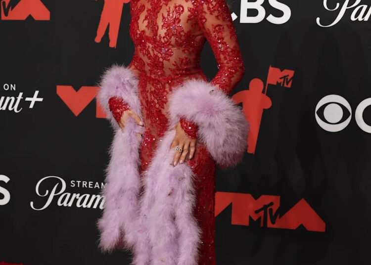 GettyImages2234202195 Sabrina Carpenter VMAs Look