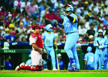 Schwarber powers Phillies past Royals
