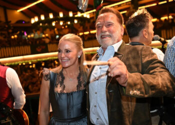 Schwarzenegger directs a band in a beer tent at Munich's Oktoberfest