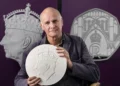 Martin Jennings with a crowned portrait of The King. (Royal Mint)